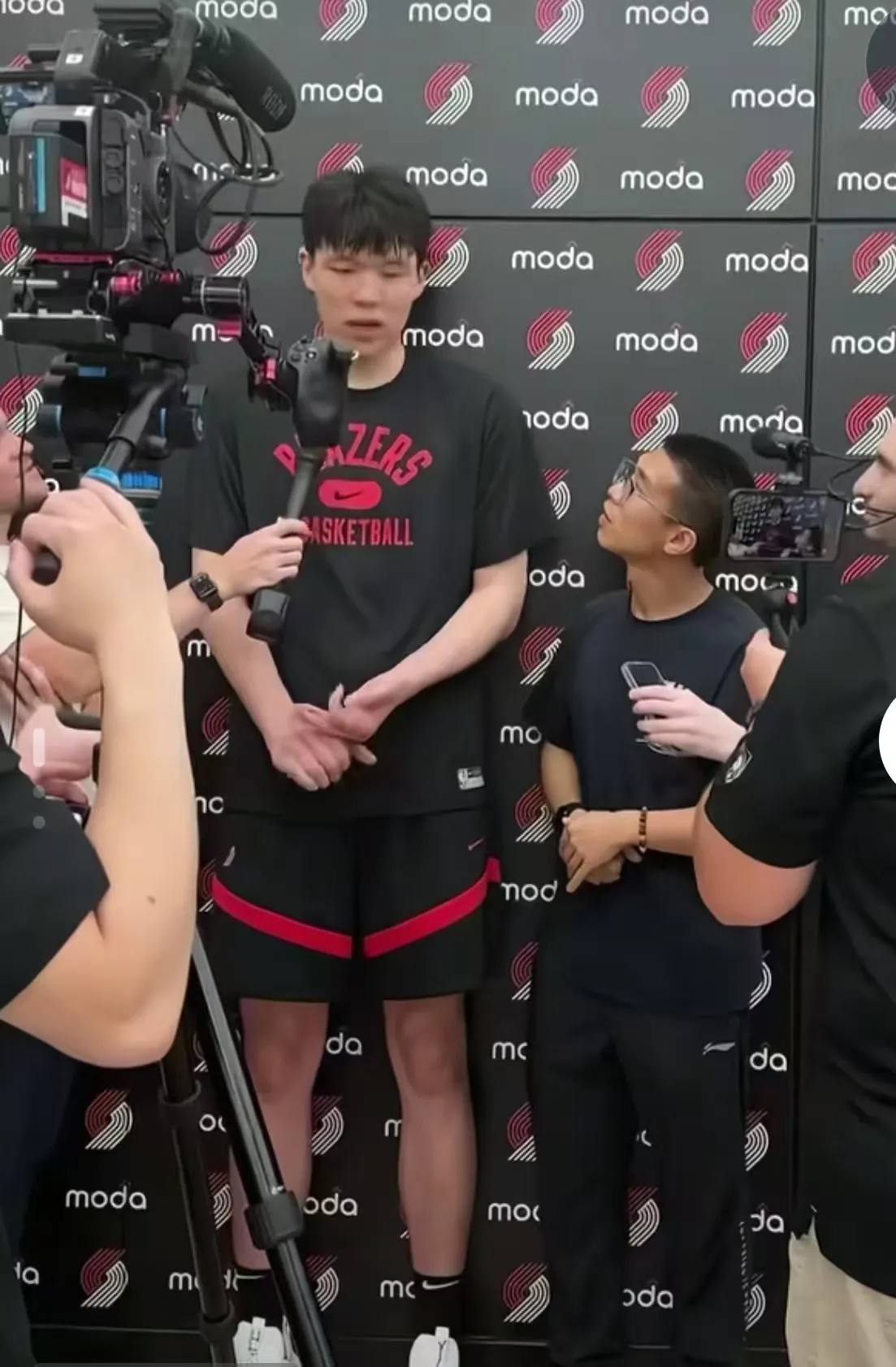 包含亚特兰大迎CBA季后赛关键赛，赛后再遭质疑，气氛紧张，训练强度明显提升的词条