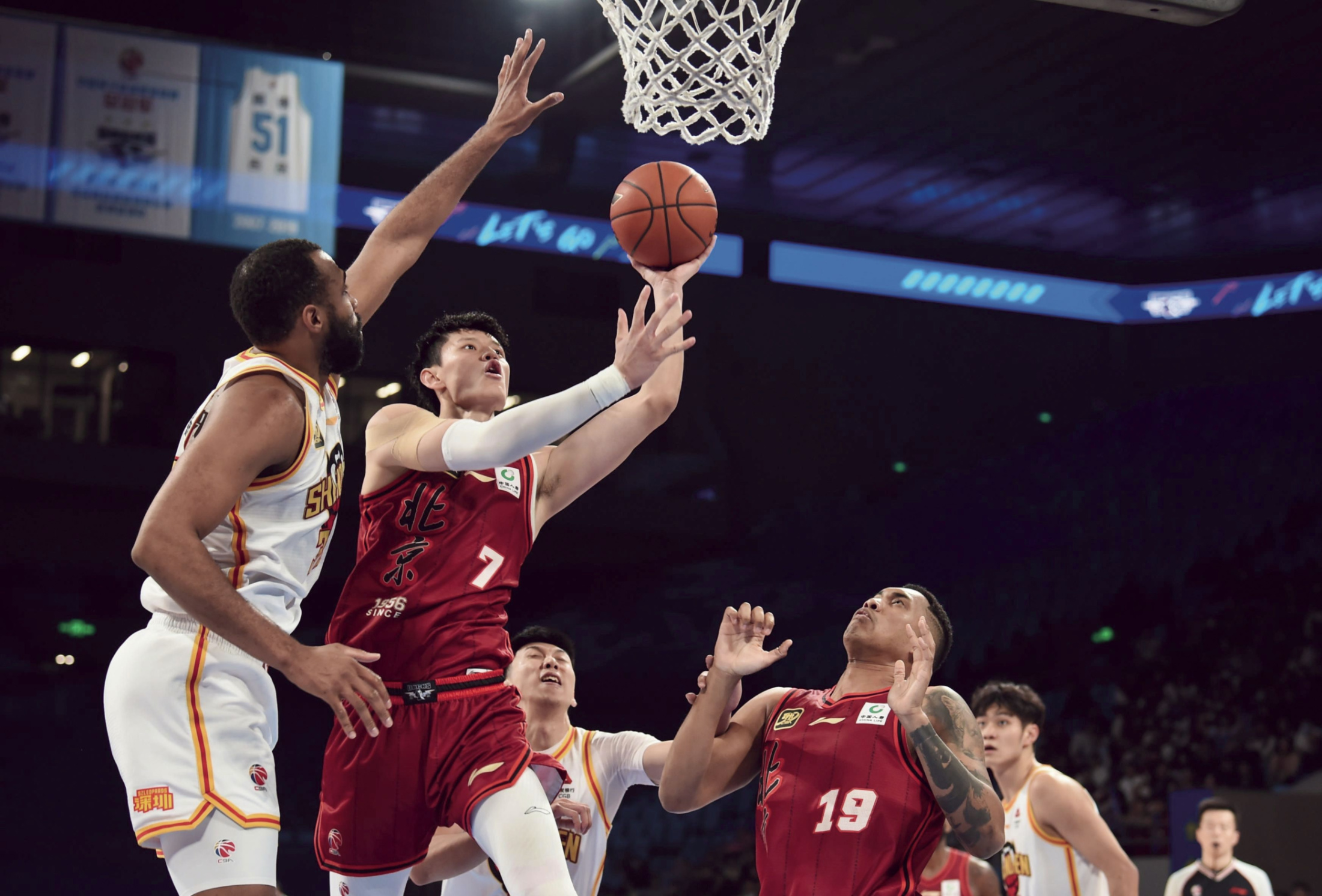 冲刺阶段国际米兰备战CBA季后赛，防线松动细节曝光，态度坚定，身体对抗强度拉满的简单介绍